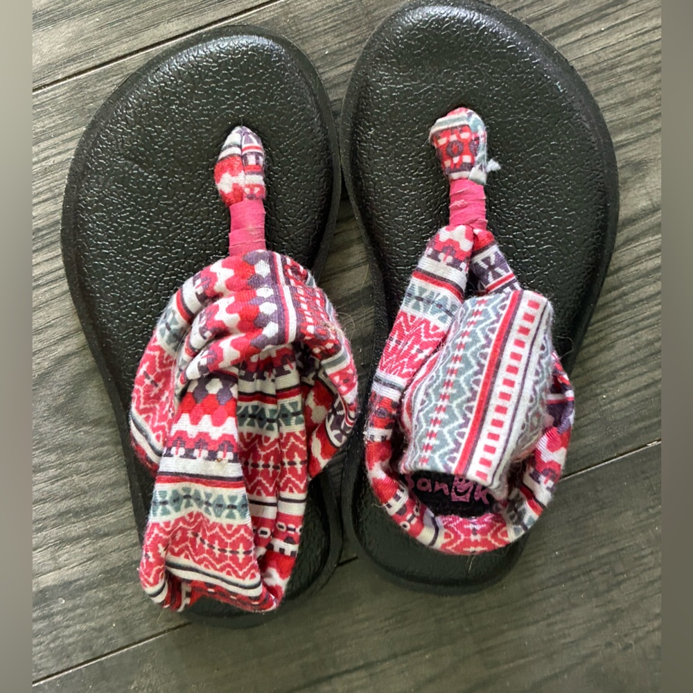 SANUK toddler size 8 sandals in like new condition